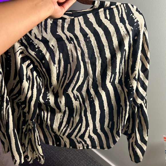 🦓 Animal Print Tie-Front Longsleeve Crop 🦓 - Picture 2 of 2